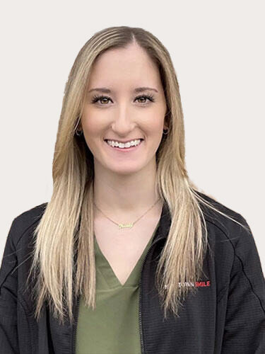 Kelly VanVeen lead dental assistant